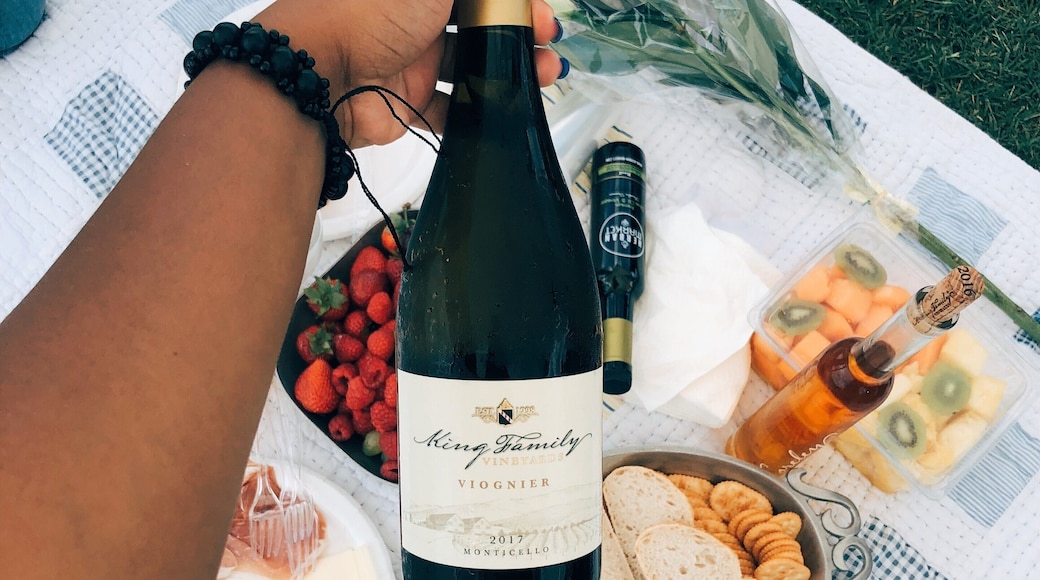 When exploring the country country of Charlottesville, Kong’s Family Vineyard should be at the list of your bucket list. Besides the great wine, on Sunday they have Polo matches and nothing better enjoying the match with family, great wine, and delicious food.
#Trovember #lifeatexpedia #food #wine