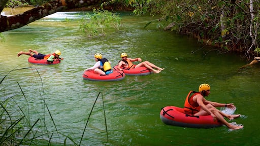 Parc écologique de Formosa mettant en vedette rafting et riviÚre ou ruisseau aussi bien que petit groupe de personnes
