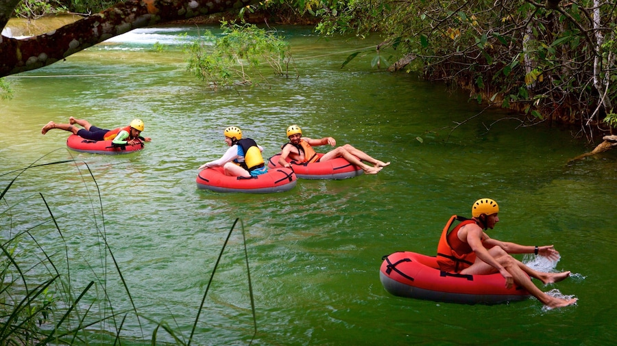 Ökopark Rio Formoso das einen Fluss oder Bach und Rafting sowie kleine Menschengruppe