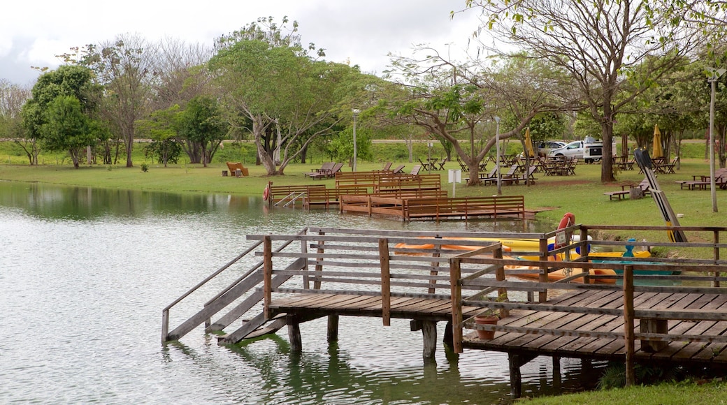 Parc écologique de Formosa mettant en vedette lac ou étang et parc