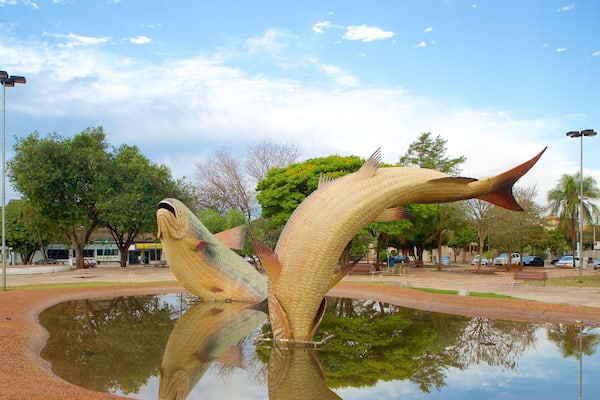 Praça Publica welches beinhaltet Park und Statue oder Skulptur