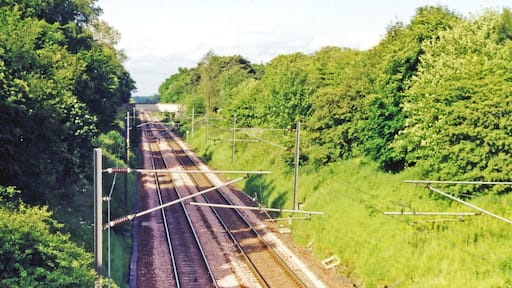 Site of Harburn station, 1998. View NE, towards Edinburgh: ex-Caledonian Railway Carstairs/Strawfrank Junction - Edinburgh main line. The station had been about 200 yards ahead and was closed 18/4/66. The line was electrified in the 1980s. Note: if the geocoords are correct, this station was in West Lothian, NOT South Lanarkshire, and the Wikipedia article is wrong.