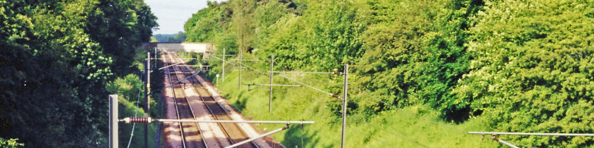 Site of Harburn station, 1998. View NE, towards Edinburgh: ex-Caledonian Railway Carstairs/Strawfrank Junction - Edinburgh main line. The station had been about 200 yards ahead and was closed 18/4/66. The line was electrified in the 1980s. Note: if the geocoords are correct, this station was in West Lothian, NOT South Lanarkshire, and the Wikipedia article is wrong.