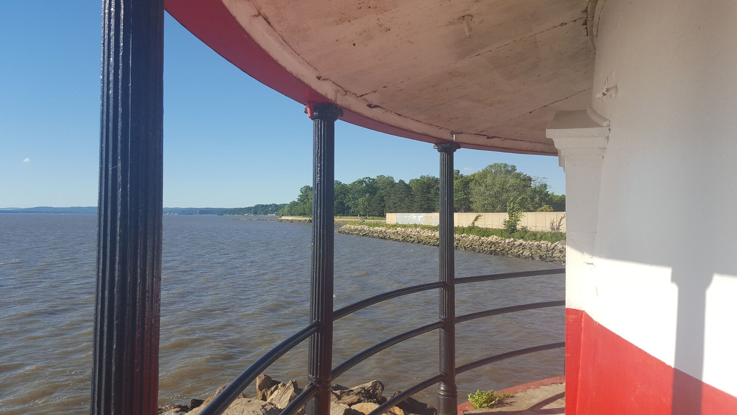 Circles, lines, and nature meet on the rocky shores of the Hudson. #patterns