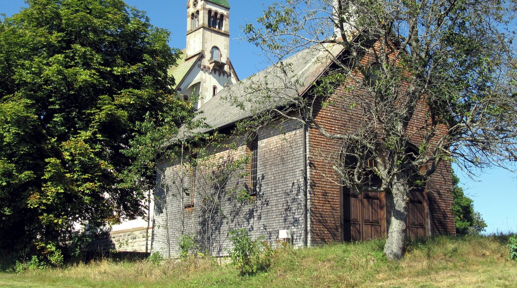 Alte Wallfahrtskapelle Witterschnee mit neuer Kirche in Löffingen