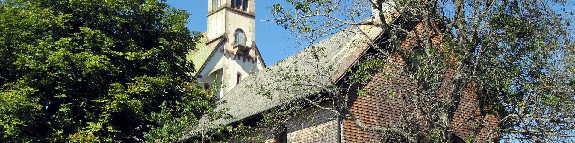 Alte Wallfahrtskapelle Witterschnee mit neuer Kirche in Löffingen