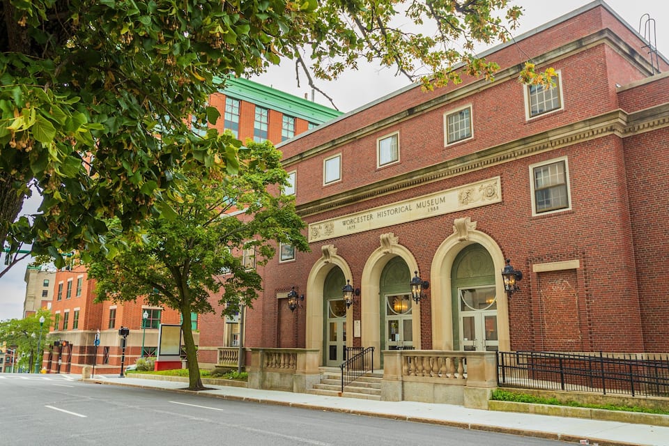 Um edifício histórico com uma placa que diz "Worcester Historical Museum 1988".