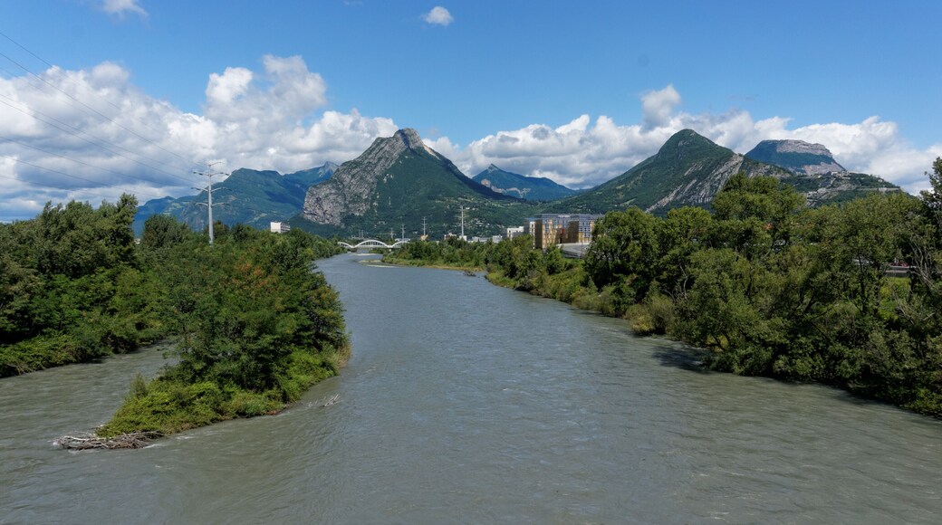 Le Drac à Grenoble en aval du pont de Catane