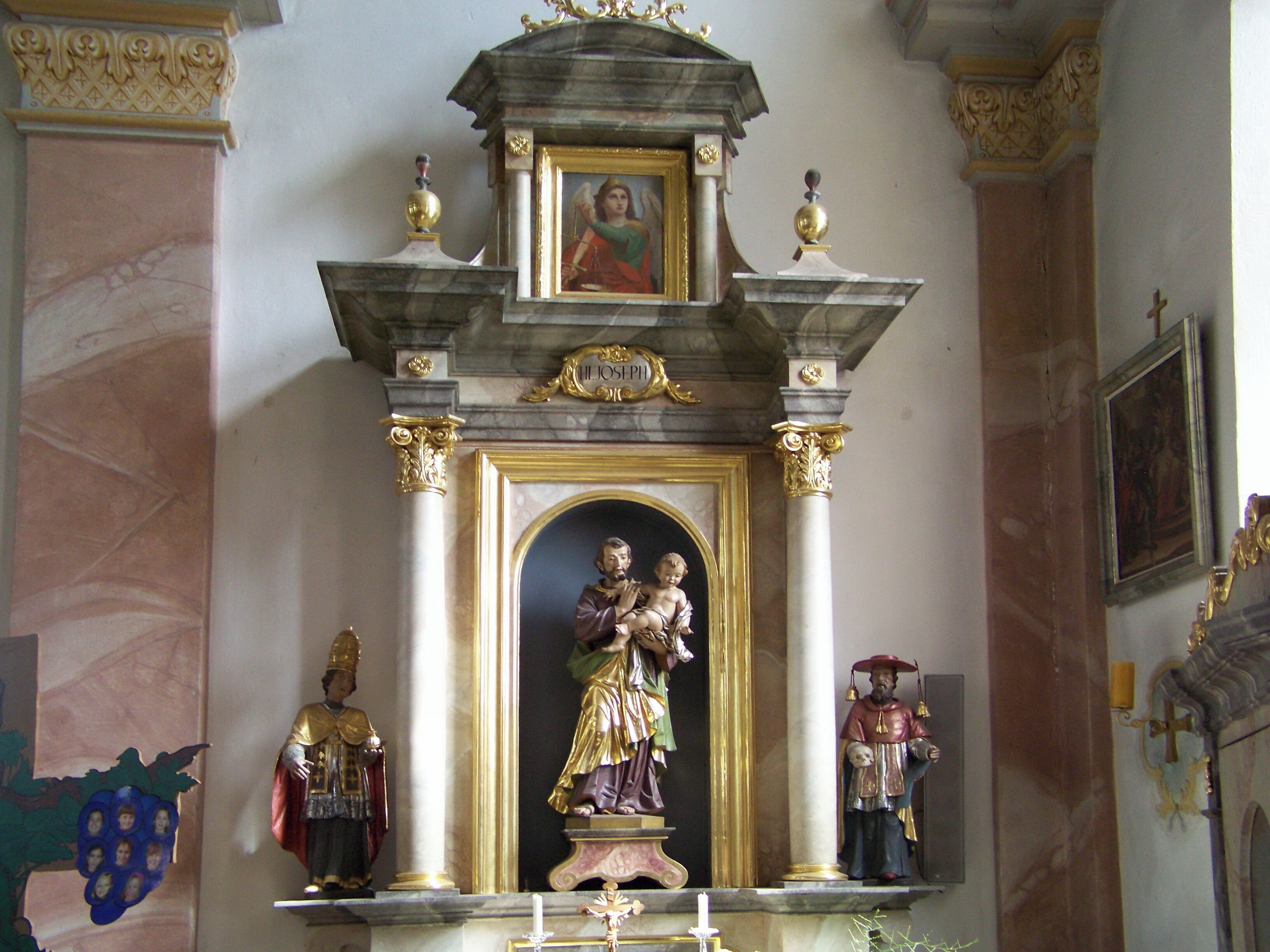 Haidlfing, Pfarrer-Moser-Platz 6. Katholische Pfarrkirche St. Laurentius. Linker Seitenaltar von 1783 mit zwei runden Säulen und Seitenfiguren. Mittelfigur St. Josef mit Jesuskind.