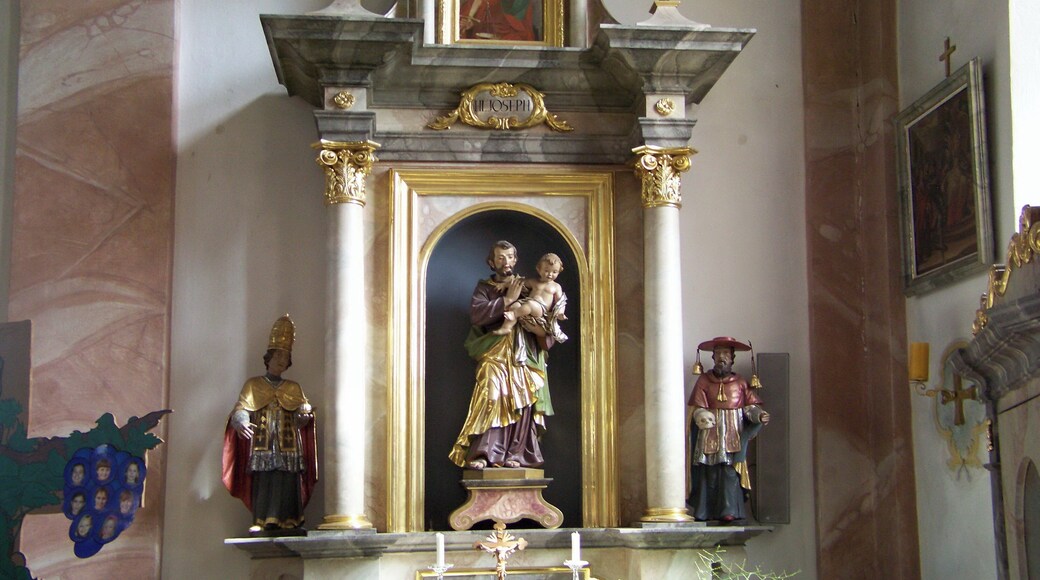 Haidlfing, Pfarrer-Moser-Platz 6. Katholische Pfarrkirche St. Laurentius. Linker Seitenaltar von 1783 mit zwei runden Säulen und Seitenfiguren. Mittelfigur St. Josef mit Jesuskind.