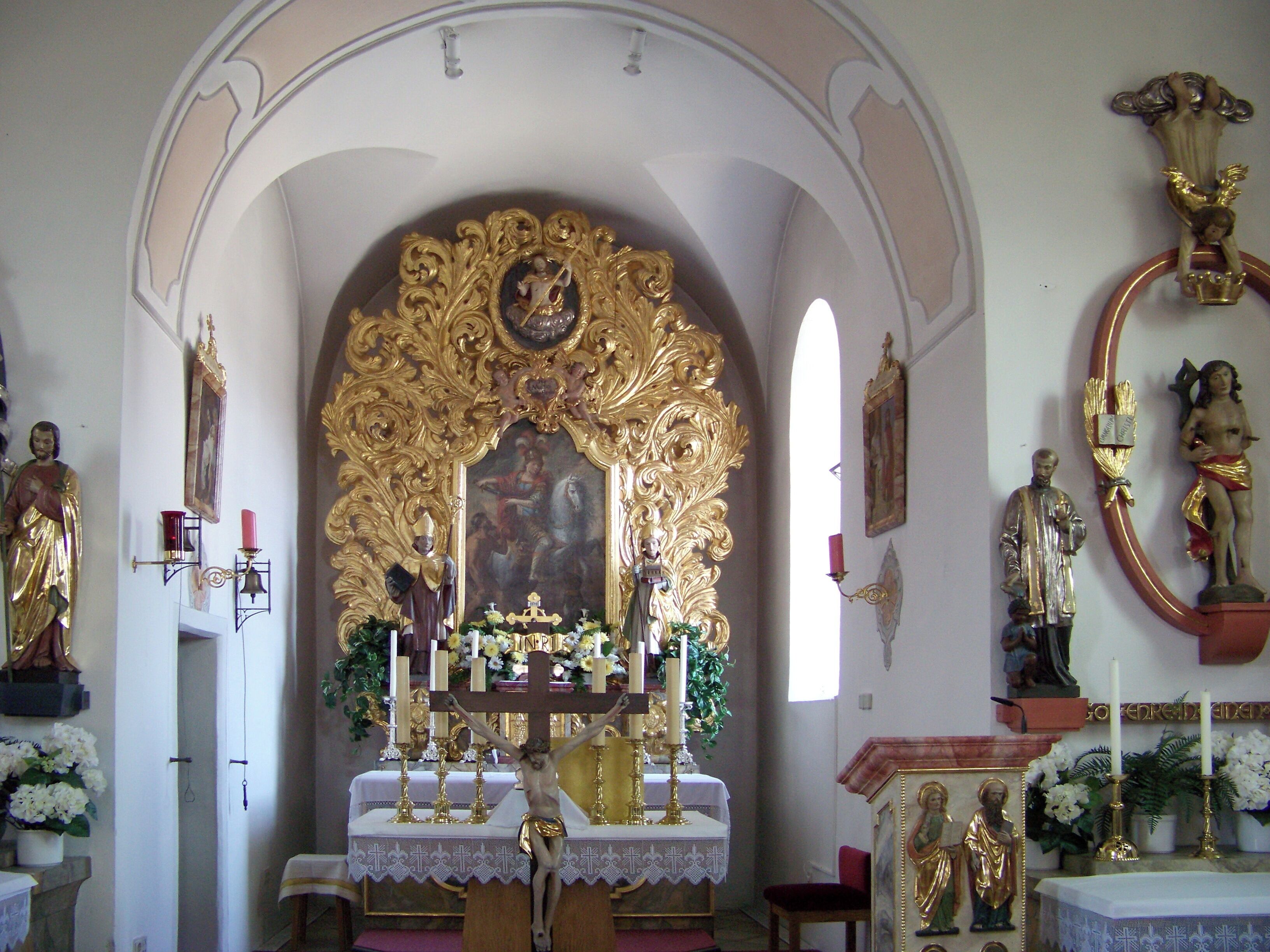 Bad Abbach, Dünzling, Marienplatz 4. Katholische Kirche St. Martin. Chorraum mit vergoldeter Hochaltar um 1710/20 mit überdimensionalen Akanthusranken, die den Chor bis zum Gewölbescheitel ausfüllen. Der Altar stand ursprünglich als Seitenaltar in der Kirche St. Sebastian in Kittensee (Hohenfels) und wurde 1954 übernommen und das Altarblatt St. Martin eingepasst.