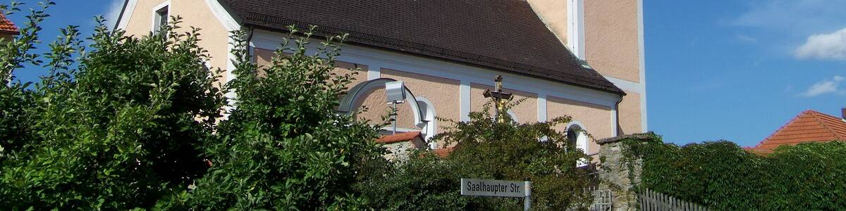 Bad Abbach. Katholische Kirche St. Martin, mittelalterlich, 1711/12 erweitert, Turmaufbau 1712; mit Ausstattung.