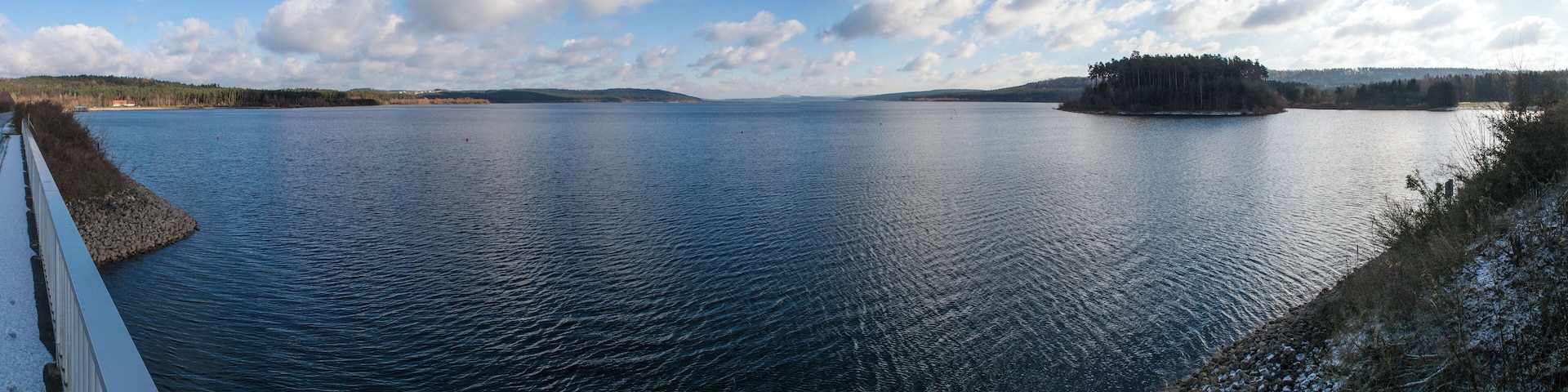 Blick auf den Großen Brombachsee vom Zwischendamm mit Kleinen Brombachsee