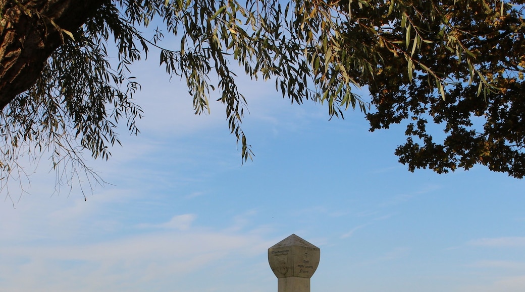 Das "Drei-Länder-Eck-Marterl" markiert die gemeinsame Grenze der Orte Neustadt an der Donau, Münchsmünster, Pförring, der Landkreise Kelheim, Pfaffenhofen, Eichstätt bzw der Regierungsbezirke Nieder- und Oberbayern