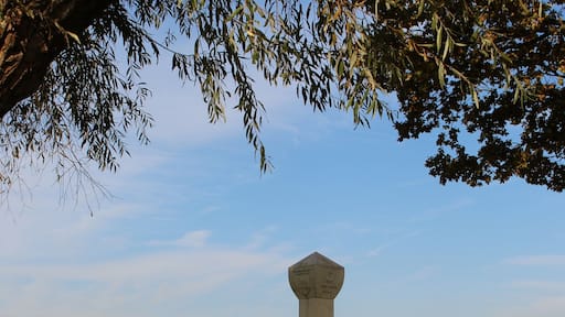 Das "Drei-Länder-Eck-Marterl" markiert die gemeinsame Grenze der Orte Neustadt an der Donau, Münchsmünster, Pförring, der Landkreise Kelheim, Pfaffenhofen, Eichstätt bzw der Regierungsbezirke Nieder- und Oberbayern