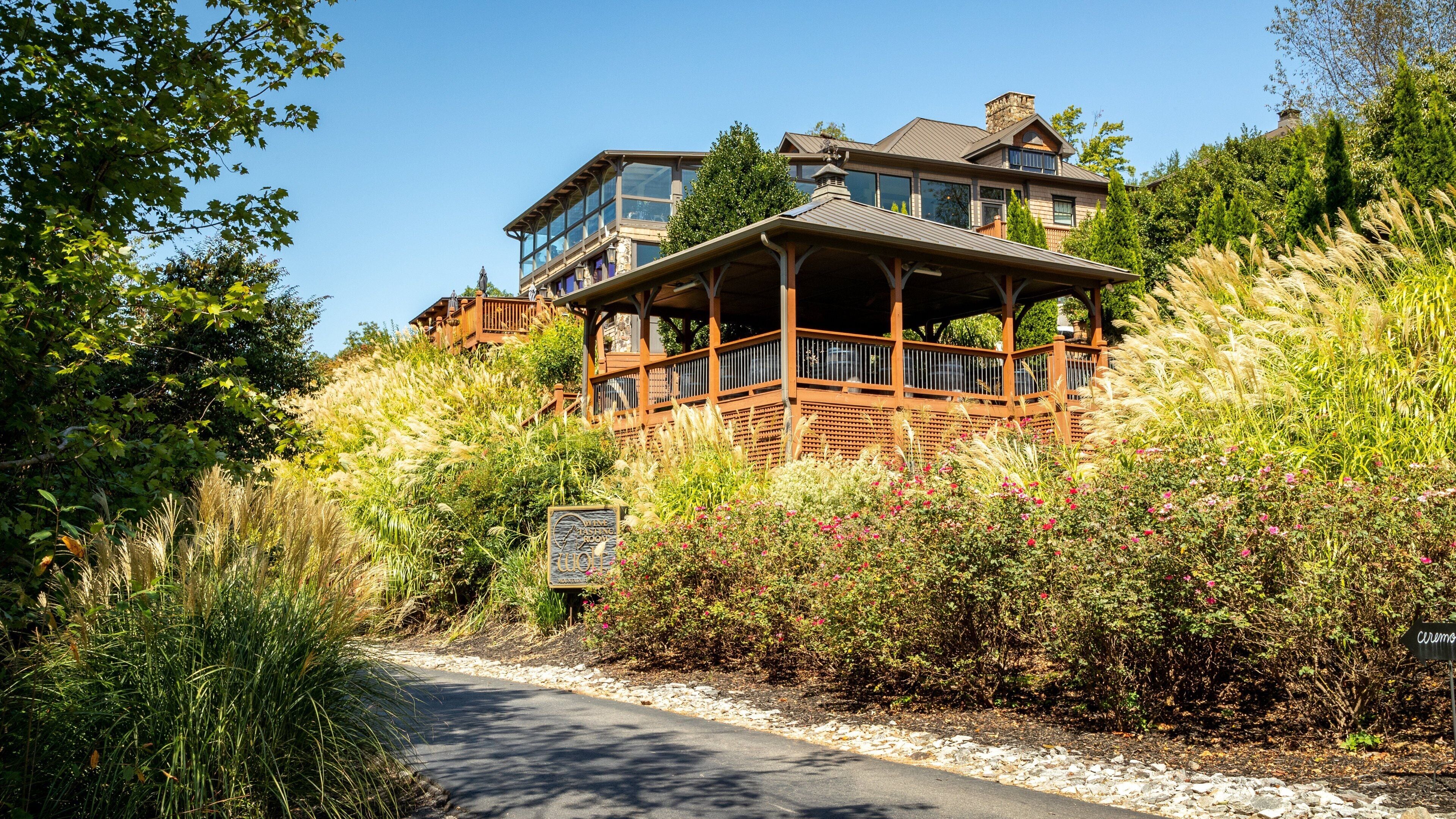 Wolf Mountain Vineyards featuring a house