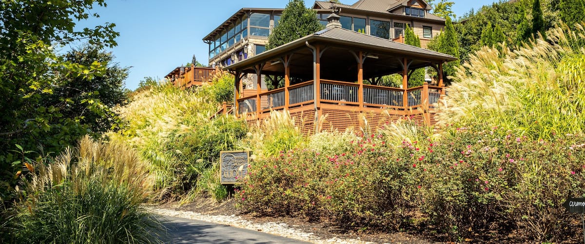 Wolf Mountain Vineyards featuring a house