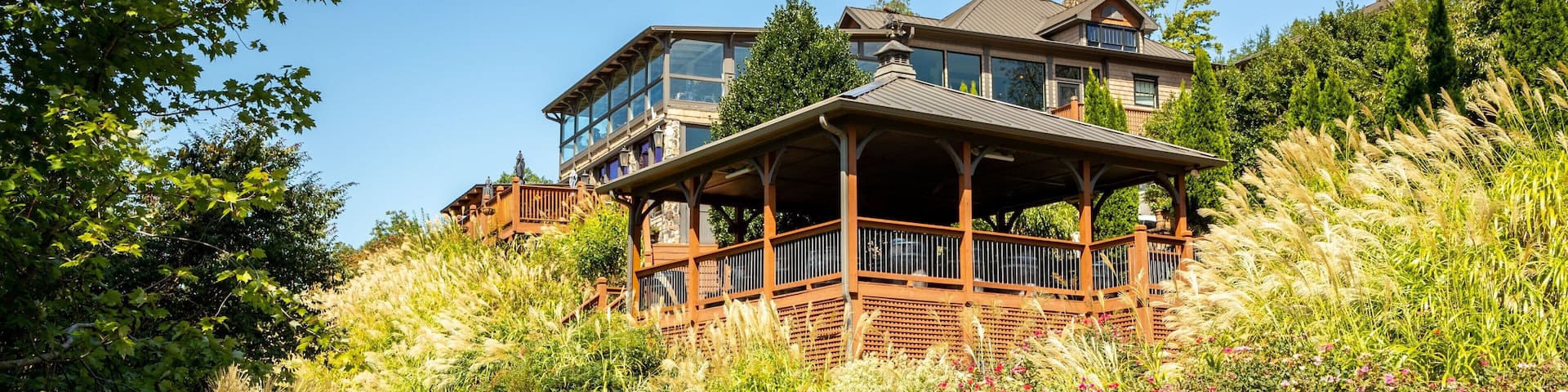 Wolf Mountain Vineyards featuring a house