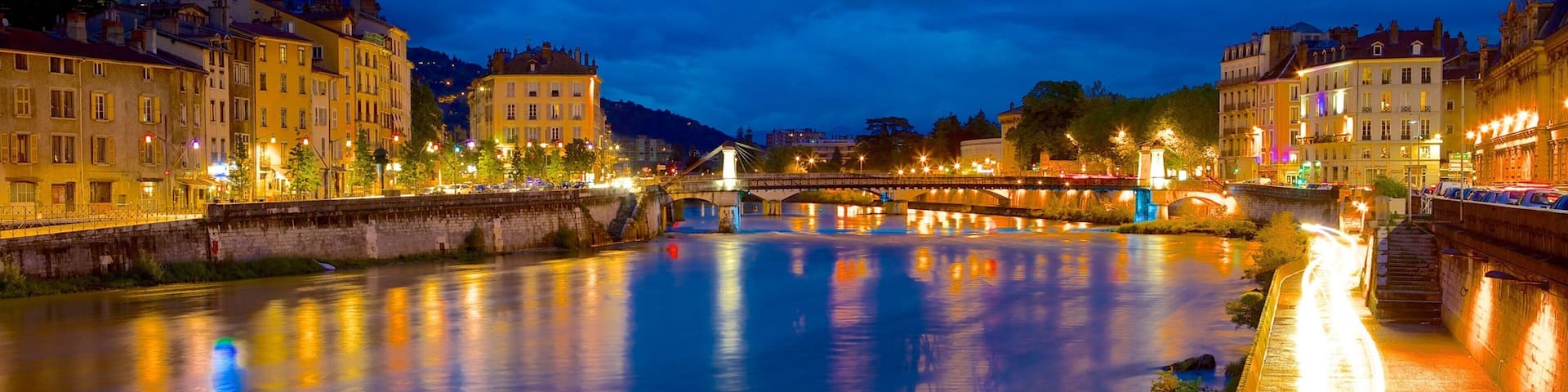 Téléphérique Grenoble-Bastille montrant ville, scÚnes de nuit et riviÚre ou ruisseau