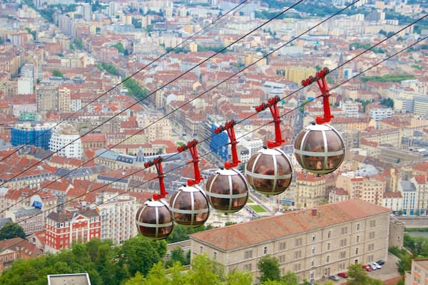 Téléphérique Grenoble-Bastille montrant ville et gondole