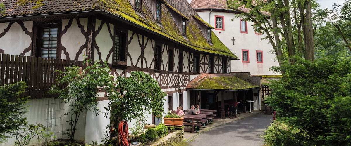 This is a photograph of an architectural monument. It is on the list of cultural monuments of Bayern, no. D-4-74-121-64