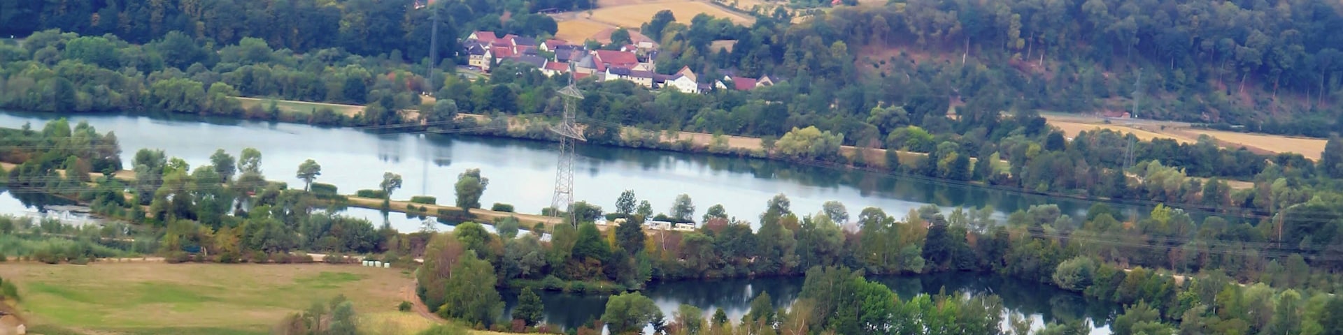 (NSG:BY-NSG-00542.01)_Vogelfreistätte Graureiherkolonie bei Dippach am Main - Blick vom Spitzelberg bei Stettfeld über das Naturschutzgebiet in Richtung Dippach