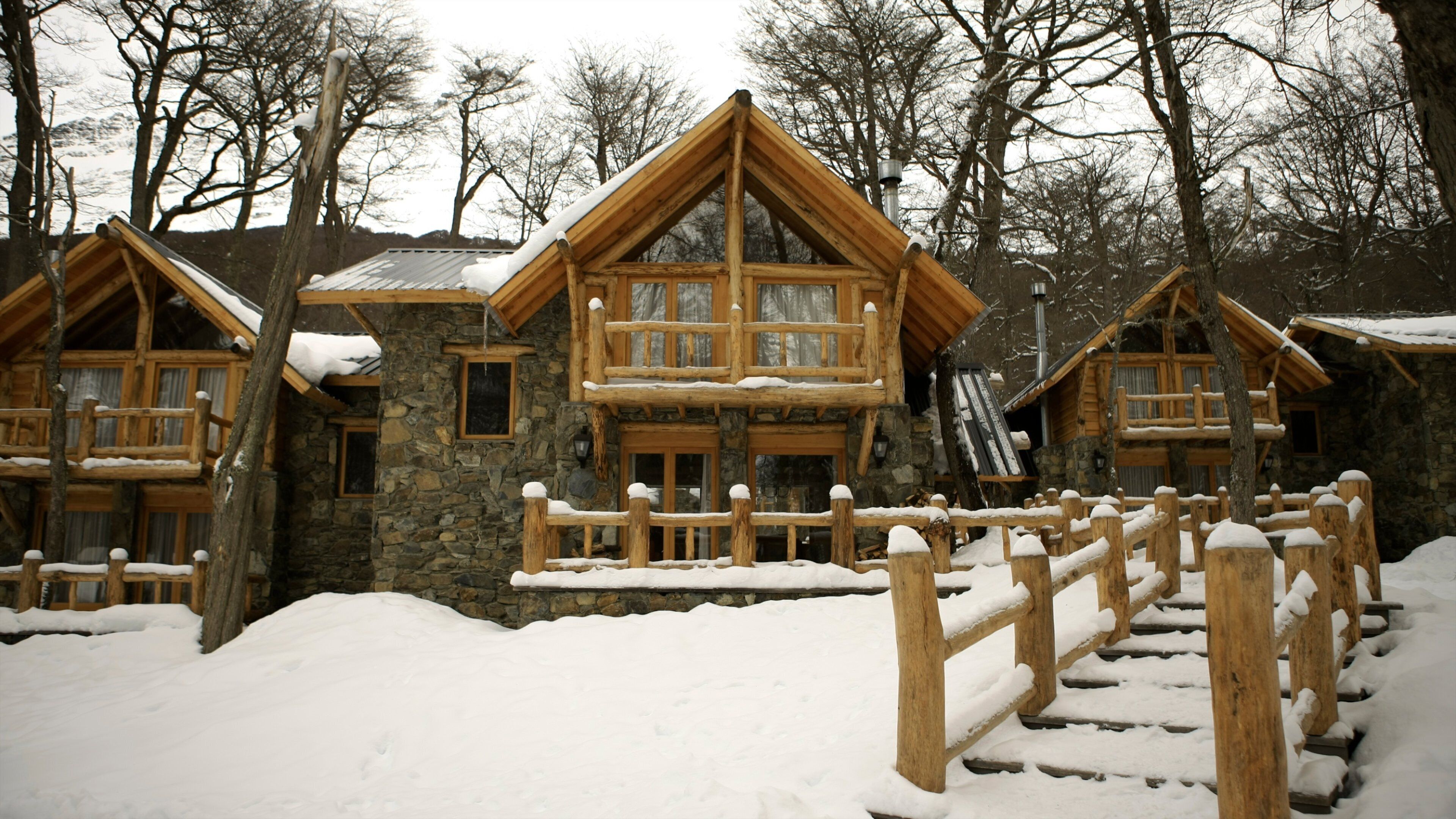 Tierra del Fuego ofreciendo una casa y nieve