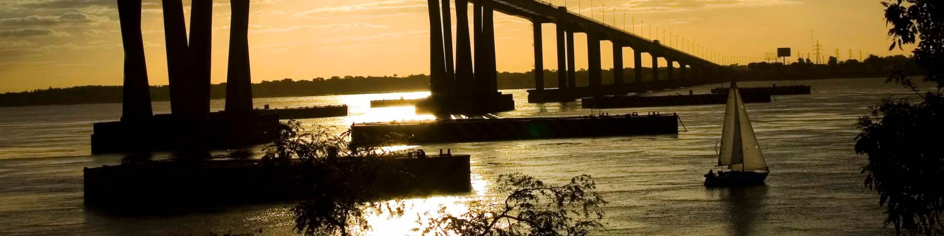 Chaco que incluye un puente, un atardecer y vista general a la costa