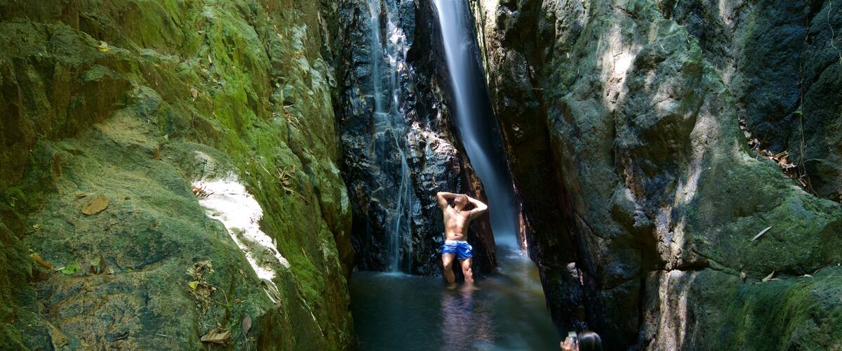 Phuket que inclui um rio ou córrego e uma cascata assim como um casal
