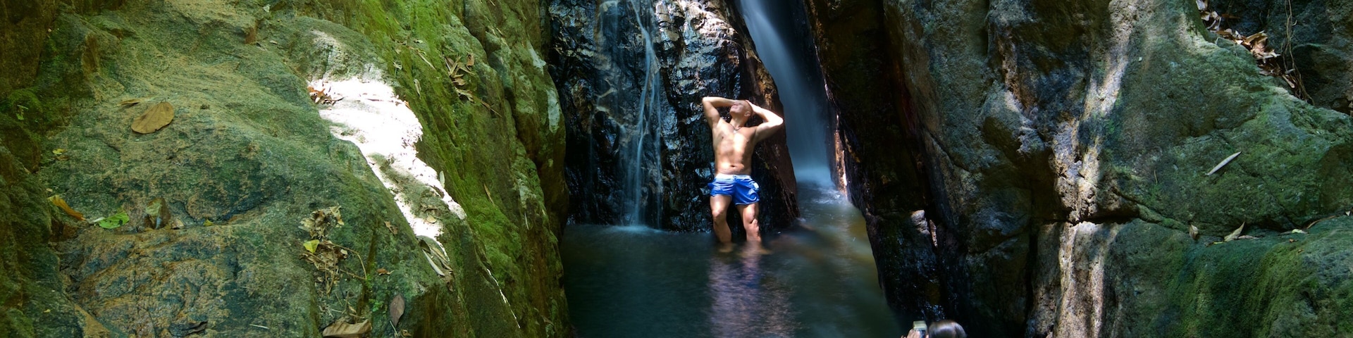 Phuket welches beinhaltet Fluss oder Bach und Wasserfall sowie Paar