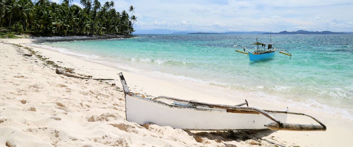 Daku island offers you, clean torquoise waters, cream fine sand, wide quiet shoreline, delicious grilled mahi mahi, and fantastic sun. Anything else?
#LifeAtExpedia
#Beach
#Summer
#Philippines
#Siargao