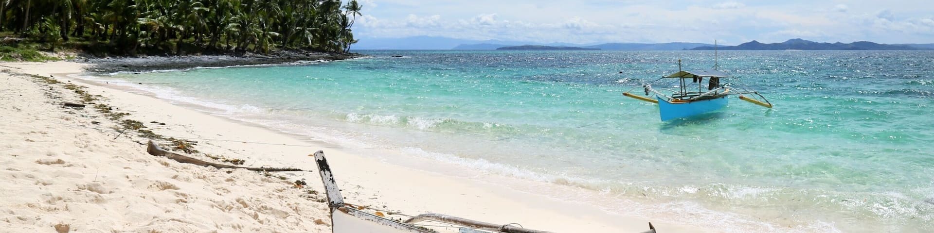 Daku island offers you, clean torquoise waters, cream fine sand, wide quiet shoreline, delicious grilled mahi mahi, and fantastic sun. Anything else?
#LifeAtExpedia
#Beach
#Summer
#Philippines
#Siargao