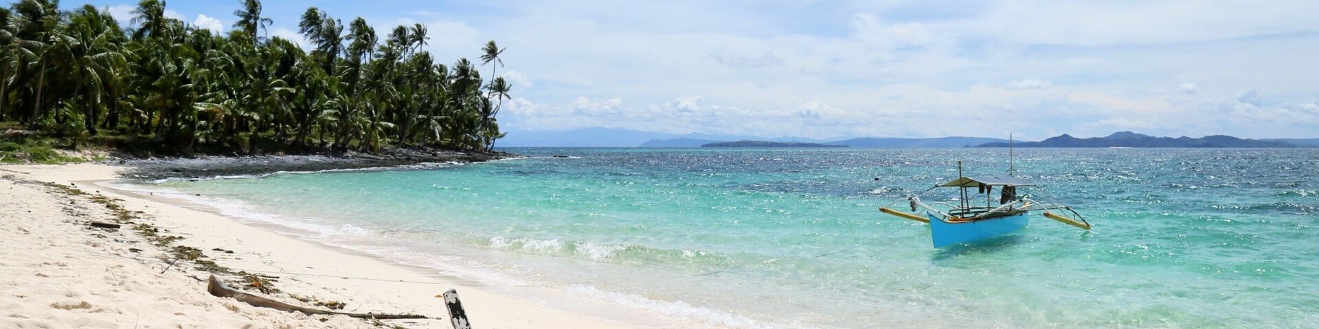 Daku island offers you, clean torquoise waters, cream fine sand, wide quiet shoreline, delicious grilled mahi mahi, and fantastic sun. Anything else?
#LifeAtExpedia
#Beach
#Summer
#Philippines
#Siargao