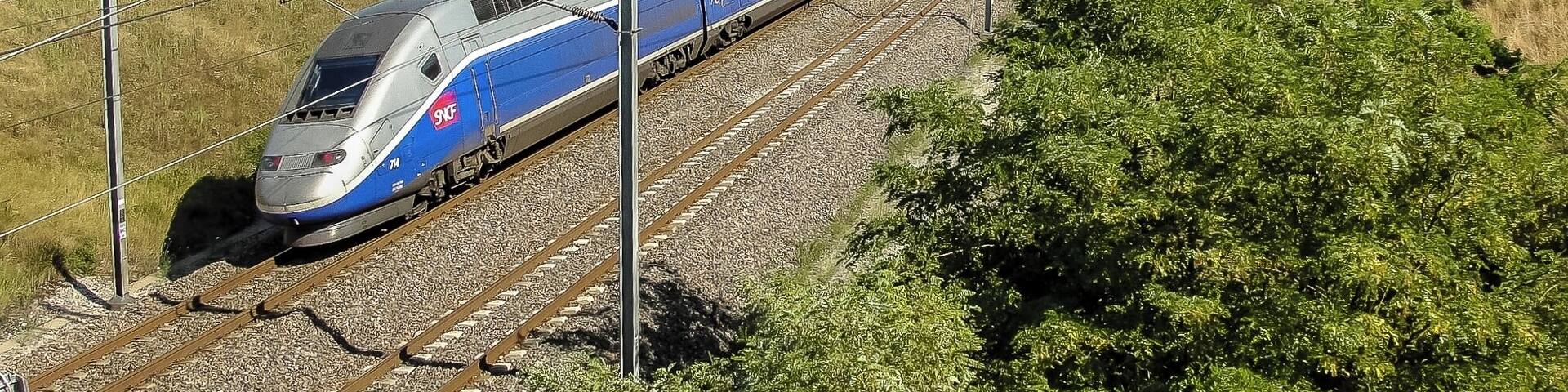 In de zomer van 2009 heb ik volop langs de zuidelijke TGV lijn gestaan. Bij het plaatsje Piedmont in de Rhône Alpes schiet TGV 714 richting Marseille met een snelheid van 300 km/h op de teller voorbij.