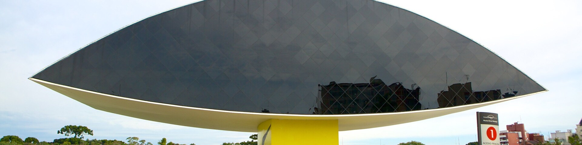 Museo Oscar Niemeyer ofreciendo arte al aire libre