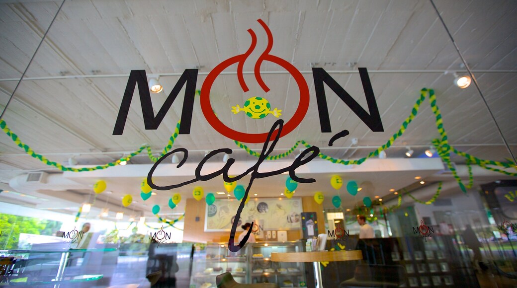 Oscar Niemeyer Museum som omfatter skiltning, interiør og cafélivsstil