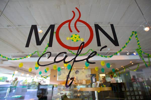 Musée Oscar Niemeyer montrant vues intérieures, signalisation et pause café