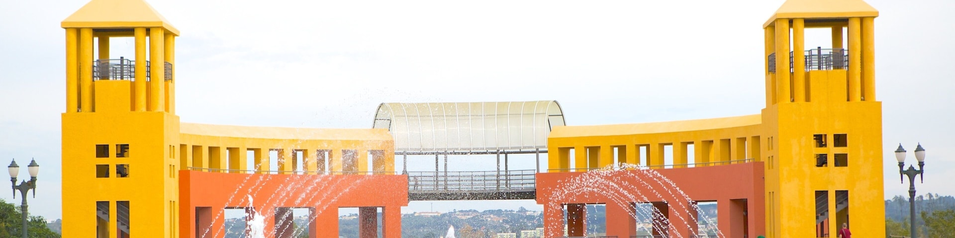Parque Tanguá caracterizando arquitetura moderna, uma fonte e um lago