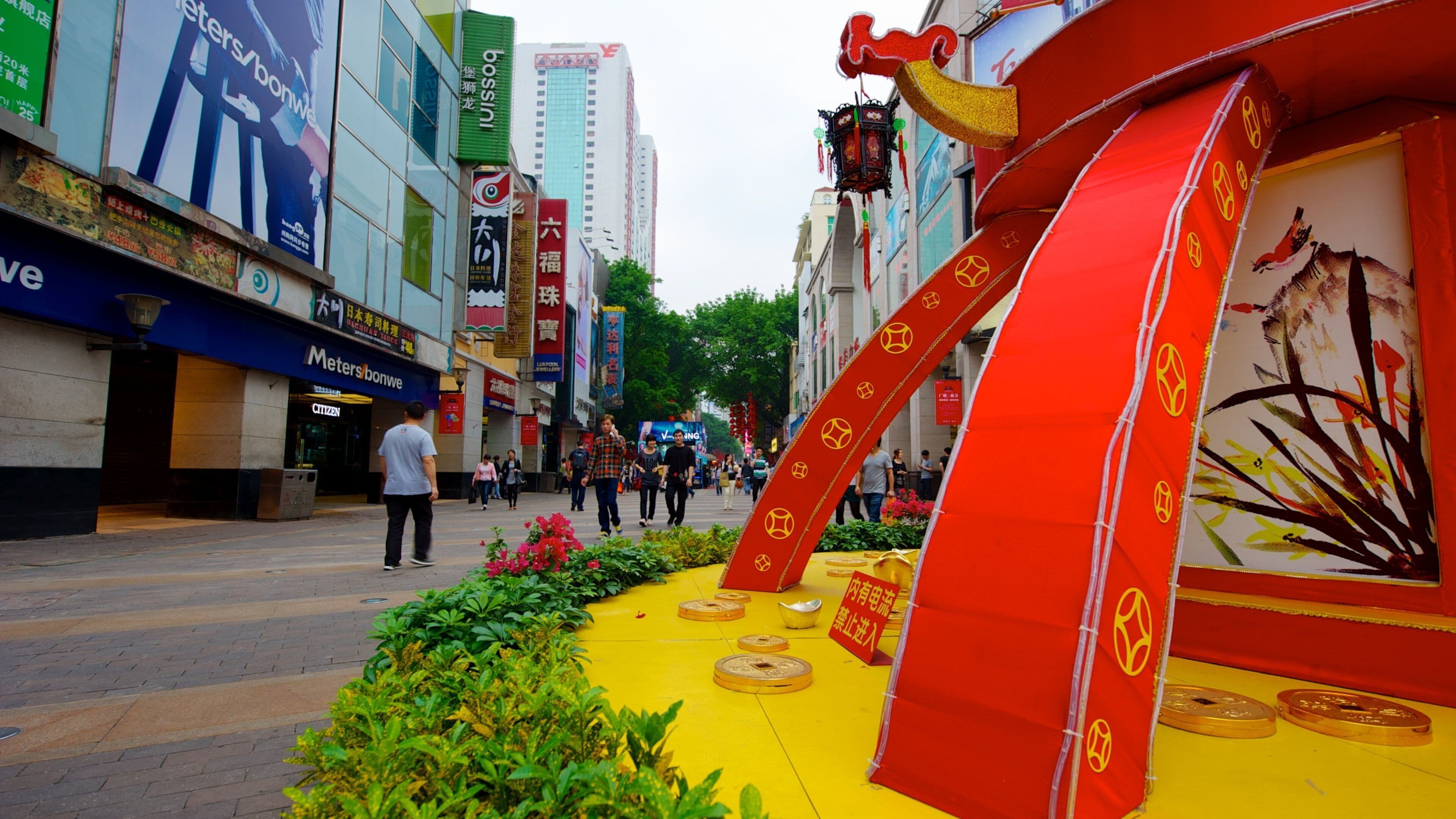 Calle peatonal Beijing Road ofreciendo escenas cotidianas, señalización y una ciudad