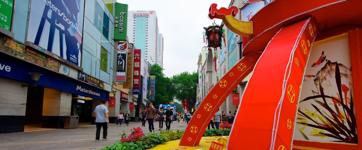 Beijing Road Pedestrian Street mit einem Straßenszenen, Beschilderung und Stadt