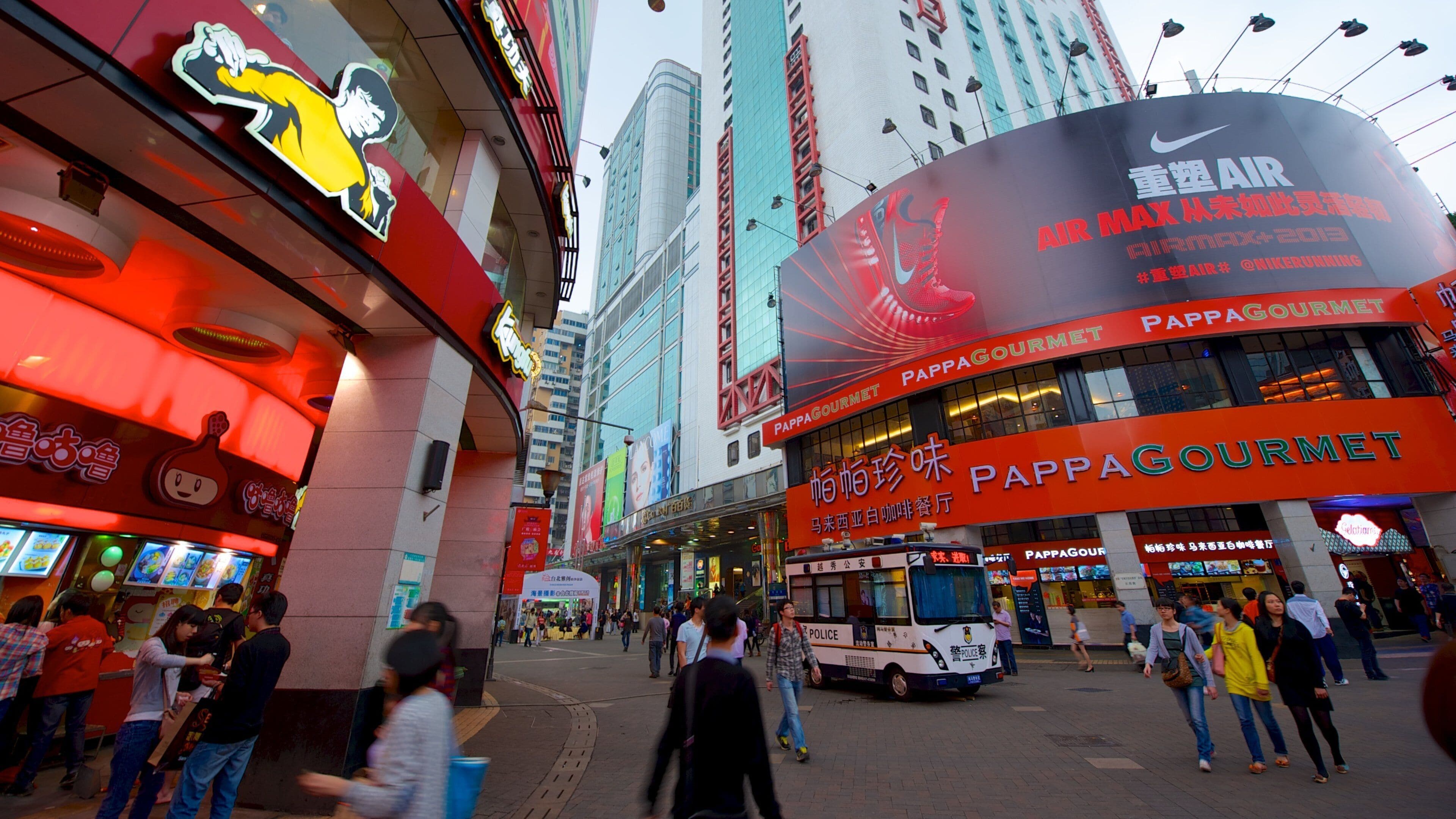 Calle peatonal Beijing Road que incluye una ciudad, señalización y arquitectura moderna
