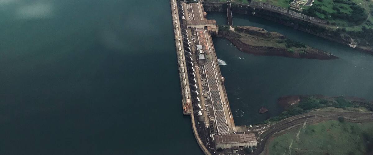 A large dam with a long spillway and a lock system.