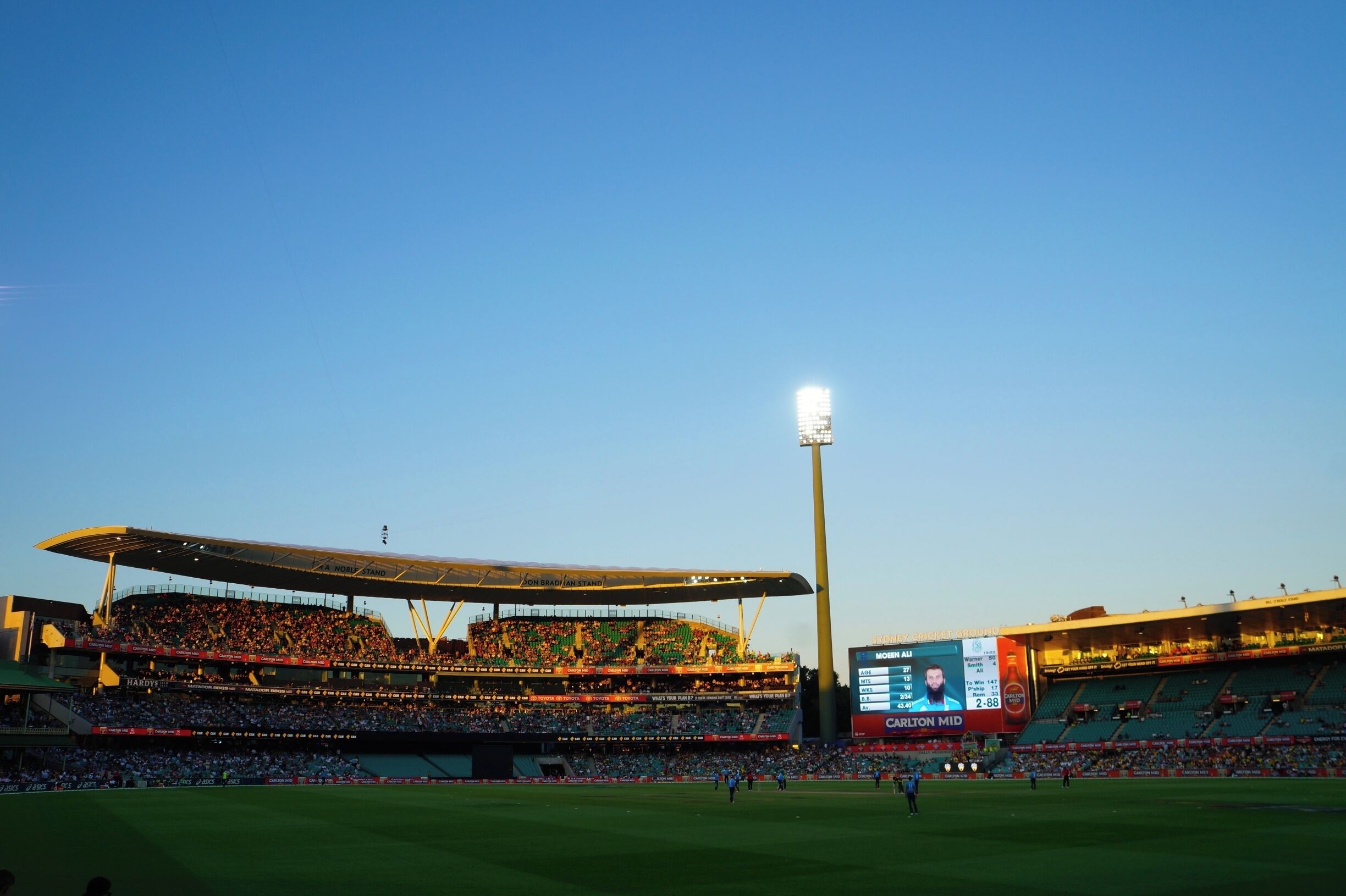 A blue skied sunset at the famous SCG is not something to miss - especially during a home game. It's a uniquely Aussie experience and definitely one to put on your Sydney bucket list.

www.cheskiesgaplife.com/local-tips-72-hours-sydney

#goldenhour