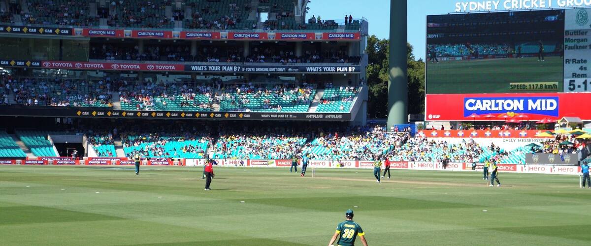 There's nothing quite as Aussie as an 'arvo' at the cricket! Book in for a fast paced 20:20 or One Day match if you want excitement. Tickets rarely sell out and you can sometimes pick up last minute bargains.
www.cheskiesgaplife.com/local-tips-72-hours-sydney