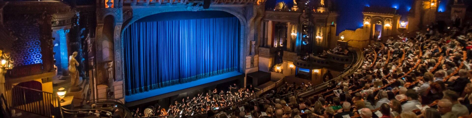 Capitol Theatre welches beinhaltet Theater und Innenansichten sowie große Menschengruppe