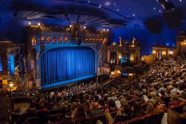 Capitol Theatre welches beinhaltet Theater und Innenansichten sowie große Menschengruppe