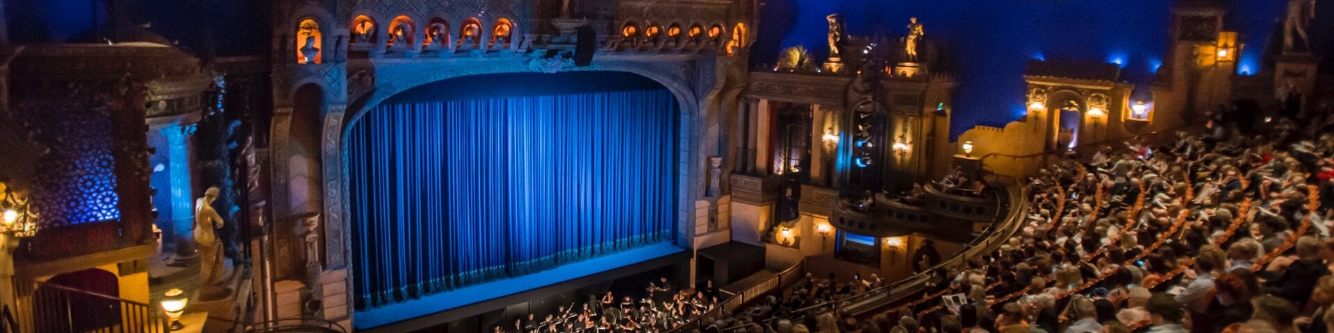 Capitol Theatre caracterizando cenas de teatro e vistas internas assim como um grande grupo de pessoas