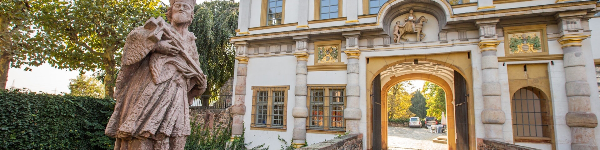 Hoechst Castle showing a statue or sculpture and heritage elements