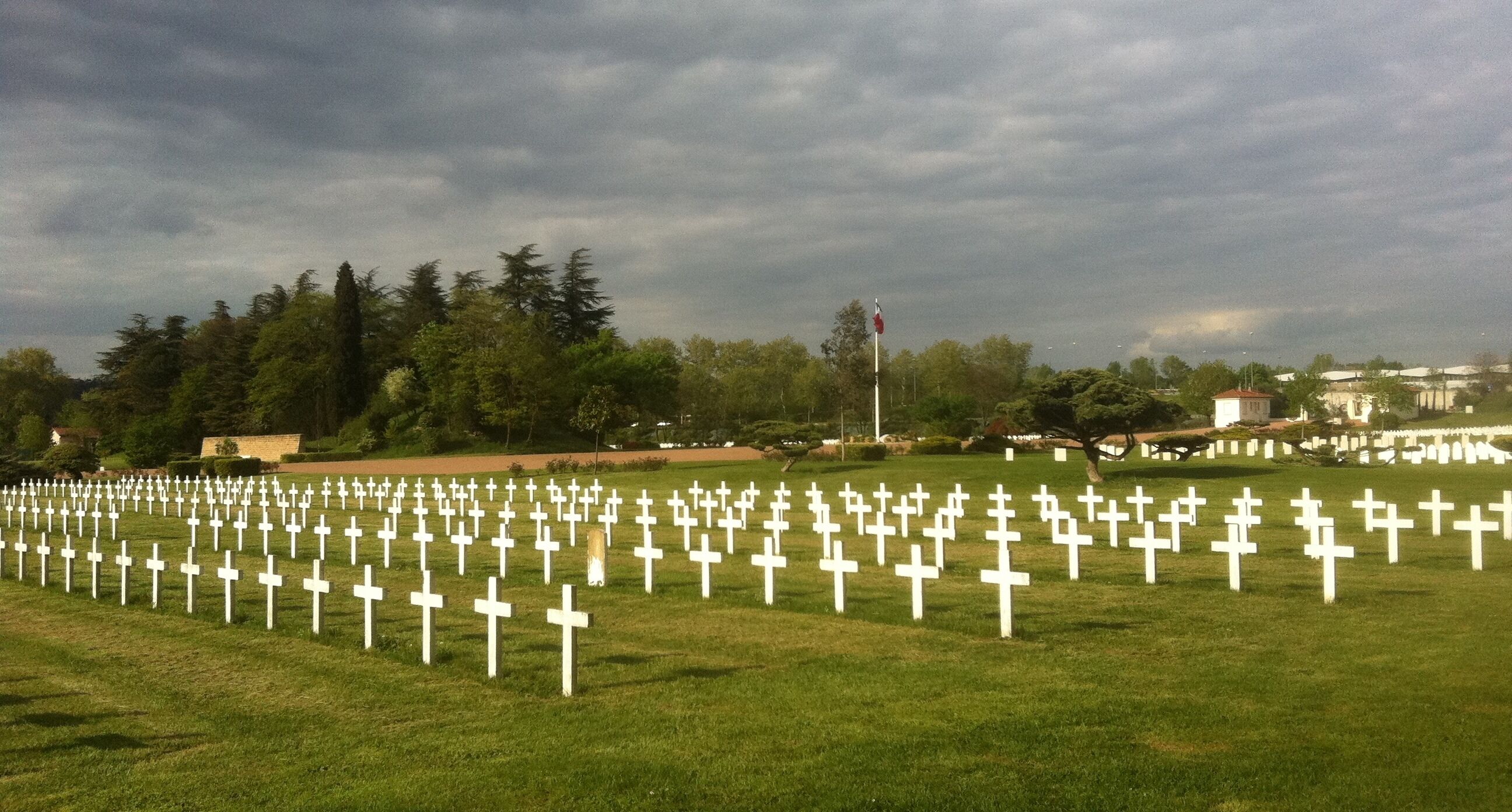 Vue du carré D à la nécropole nationale de la Doua, à Villeurbanne.