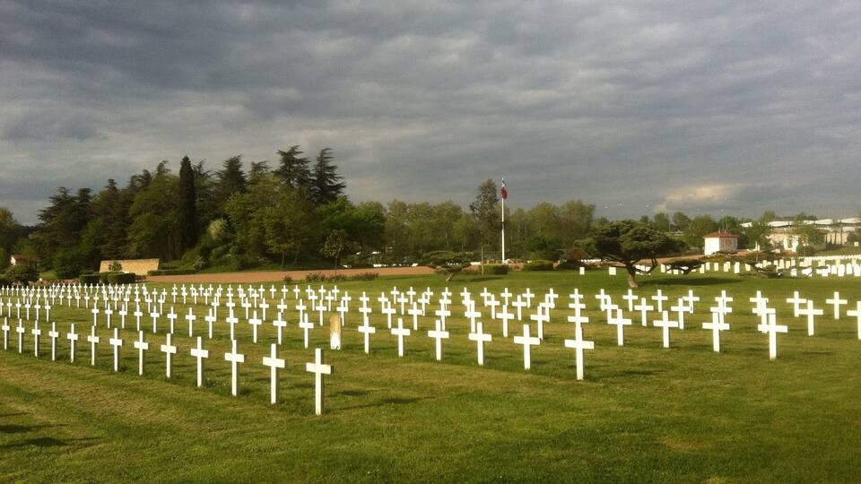Vue du carré D à la nécropole nationale de la Doua, à Villeurbanne.
